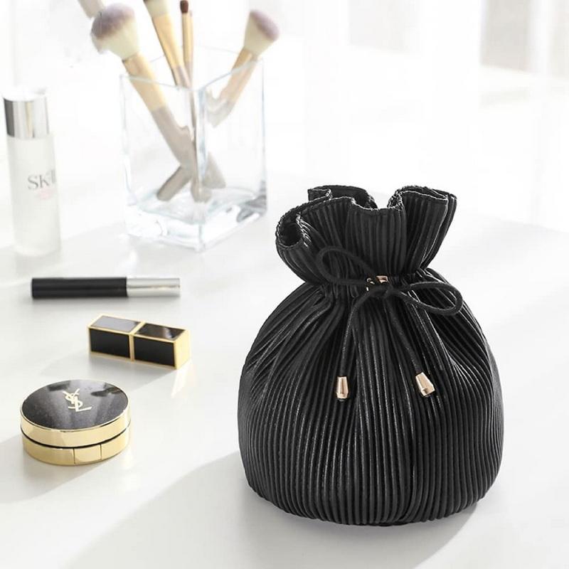Tragbare schwarze Kordelzug-Kosmetiktaschen aus PU-Leder, Make-up-Tasche, Toilettenartikel, Organizer, individuelles Logo, Make-up-Halter für unterwegs