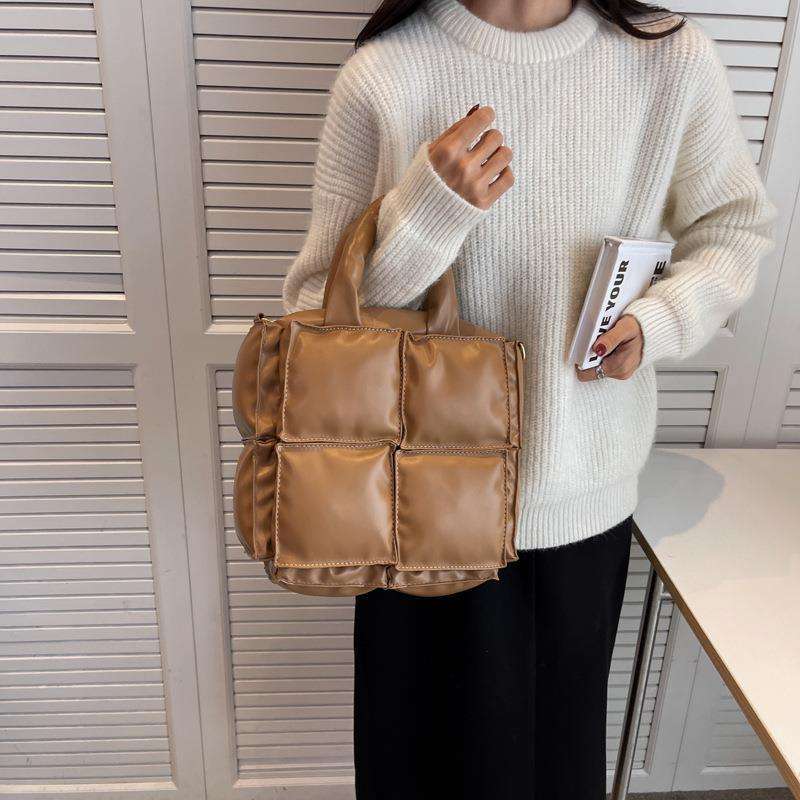 Winter Gepolsterte Streifen Gesteppte Handtaschen Kleiner Puffer Soft Space Damen Quilt Vintage One-Shoulder-Einkaufstasche mit großem Fassungsvermögen